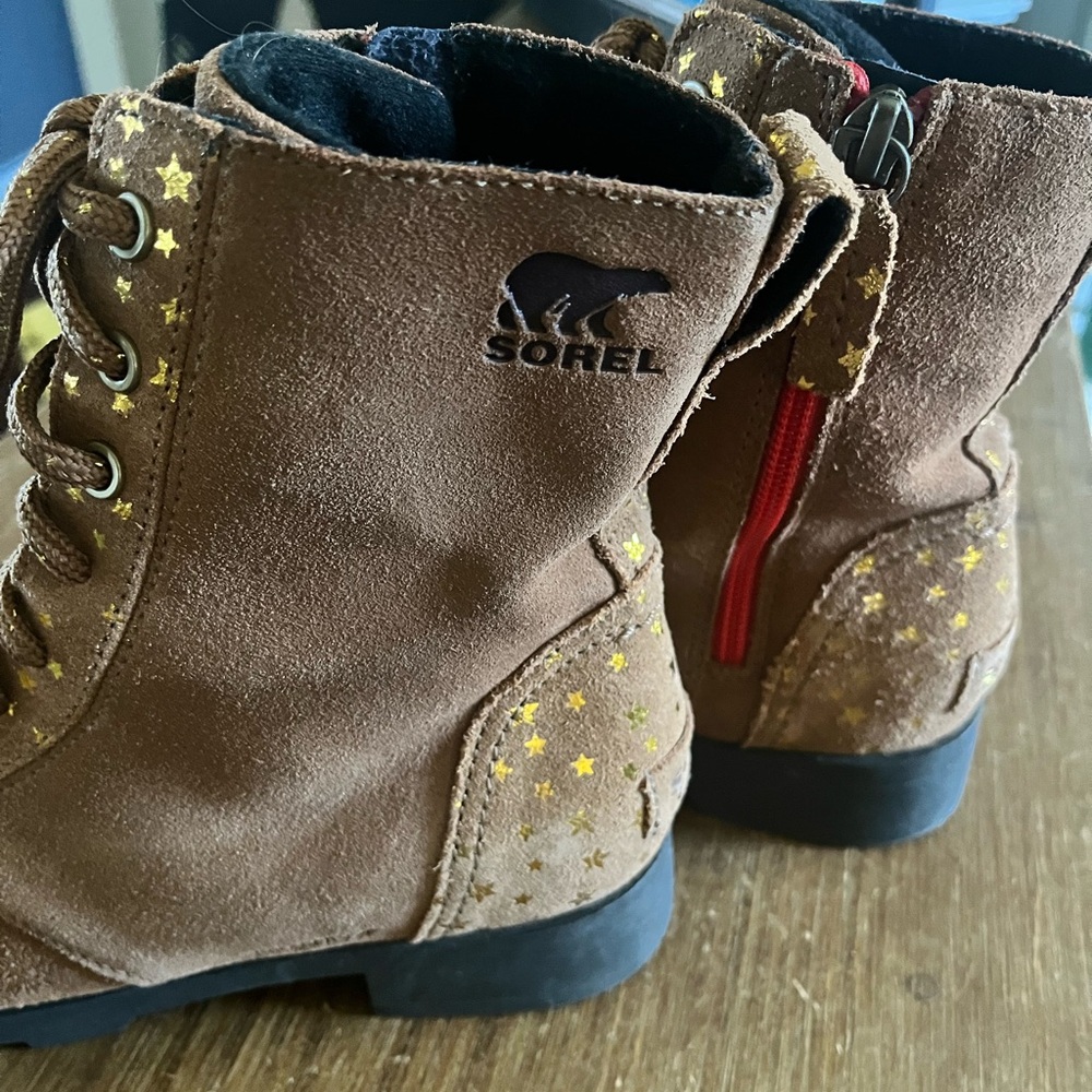 Sorel Kids Brown Leather Boots with Gold Star Details. Pre-loved ❤️